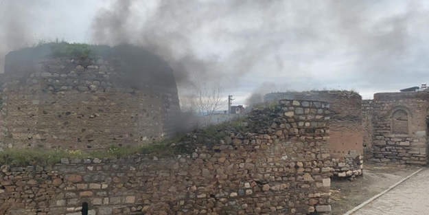 Tinerciler tarihi surları ateşe verdi