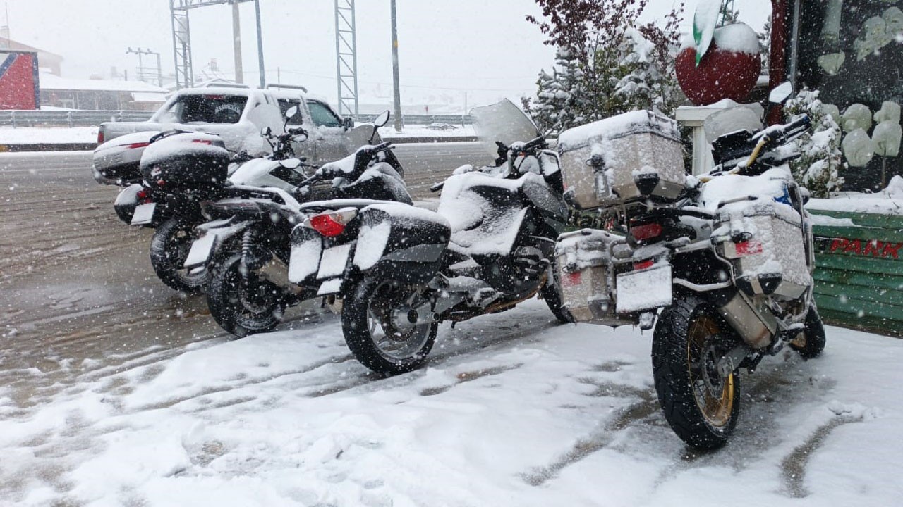 Tipi bastı, motosikletliler yolda kaldı!