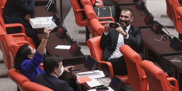 TİP'li Sera Kadıgil'den TBMM'de saygısızlık! Fuat Oktay'ın konuşması sırasında şarkı açtı