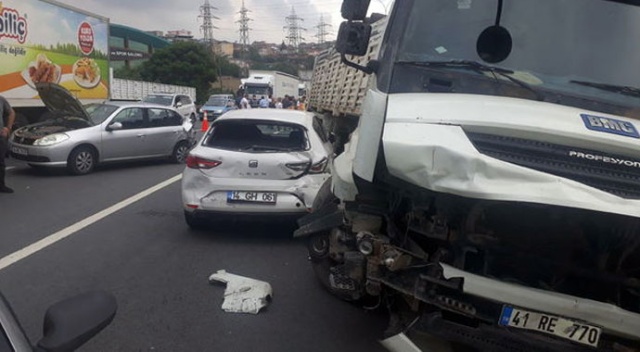 TIR, 6 otomobili biçti! TEM kilit....