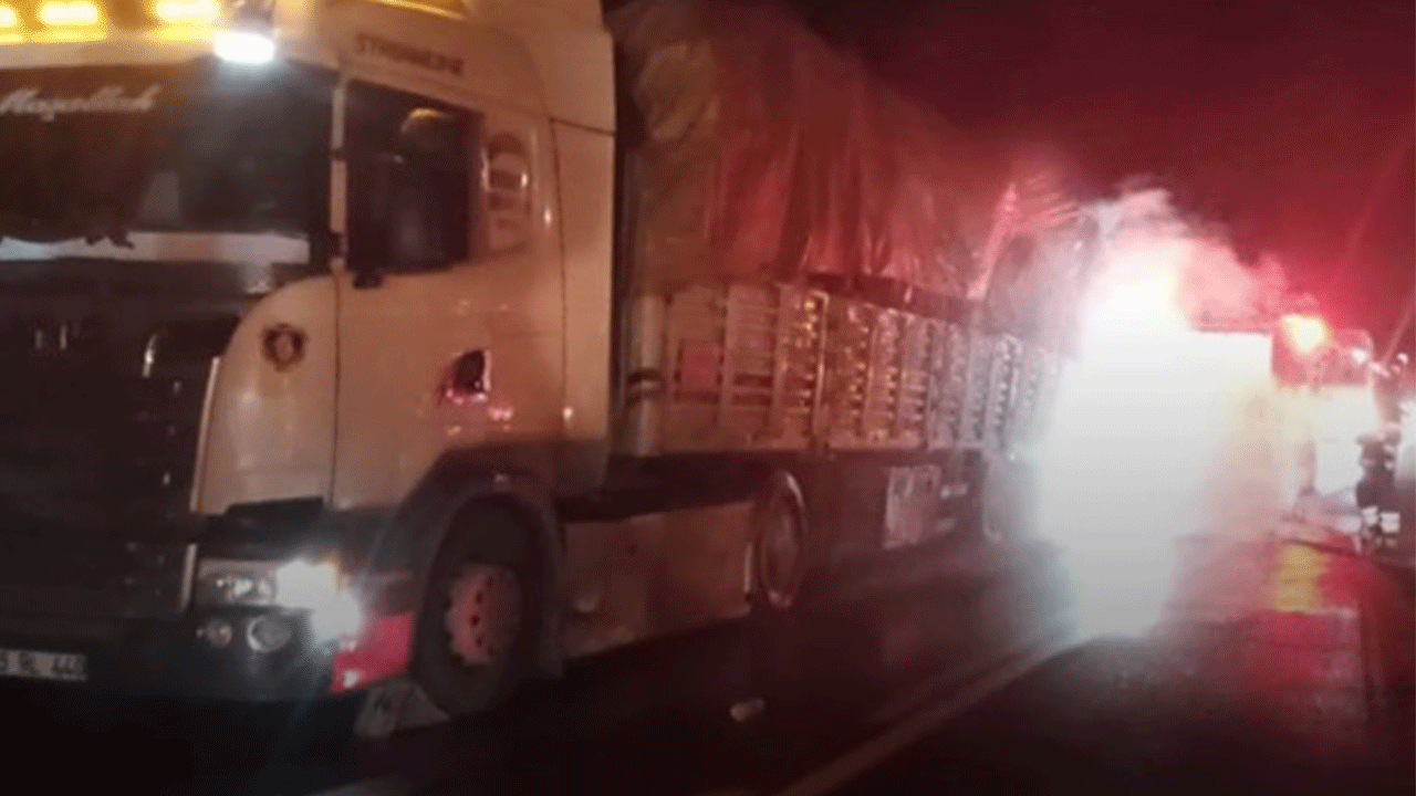 Tır alev alev yanarken o spiker gibi yangını anlattı!