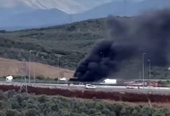 Tır alevlere teslim oldu