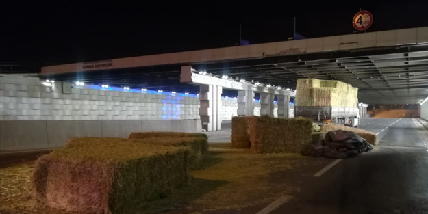 TIR alt geçide sıkıştı