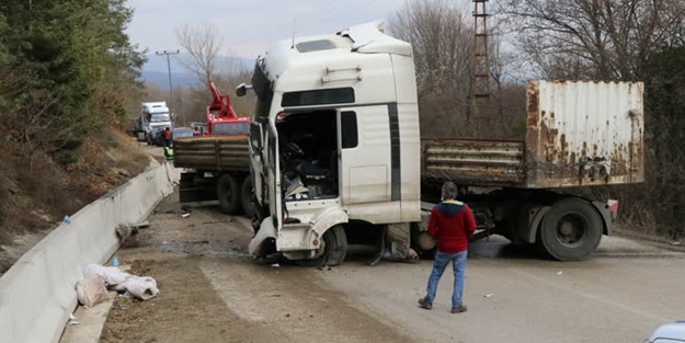 TIR beton bariyere çarptı: Yaralılar var