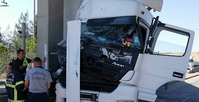 Tır beton direğe çaptı: 1 kişi yaralandı