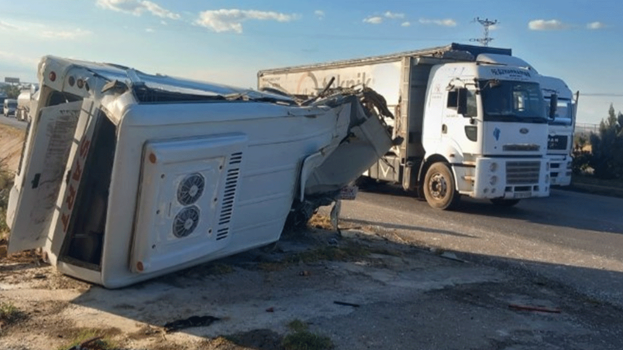 Tır, boş servise arkadan çarptı!