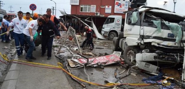 Tır çay ocağına daldı: 2 ölü