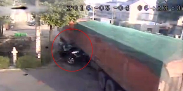 TIR cipi kağıt gibi ezdi