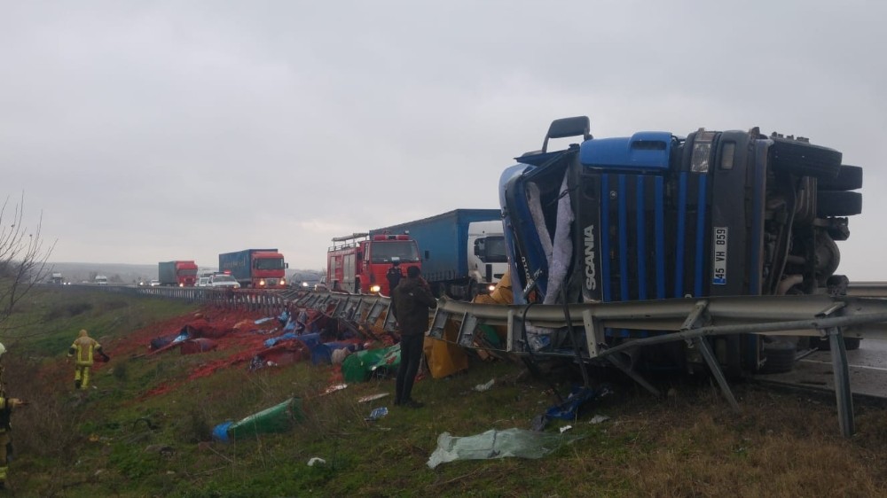 TIR devrildi, kara yolu salça tarlasına döndü 