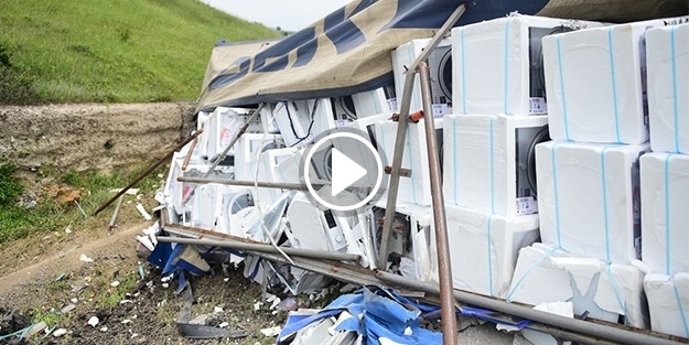 TIR devrildi, onlarca çamaşır makinesi hurdaya döndü