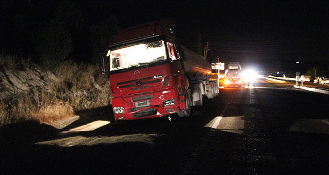 TIR dolmuşa çarptı: 1 ölü
