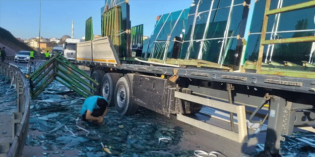 Tır dorsesindeki camlar yola devrildi! Trafik aksadı
