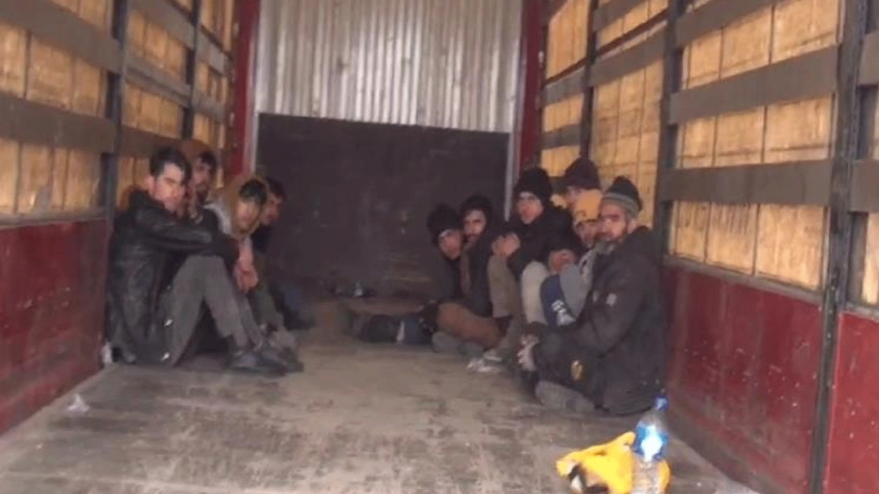 Tır dorsesinden kaçak göçmen çıktı