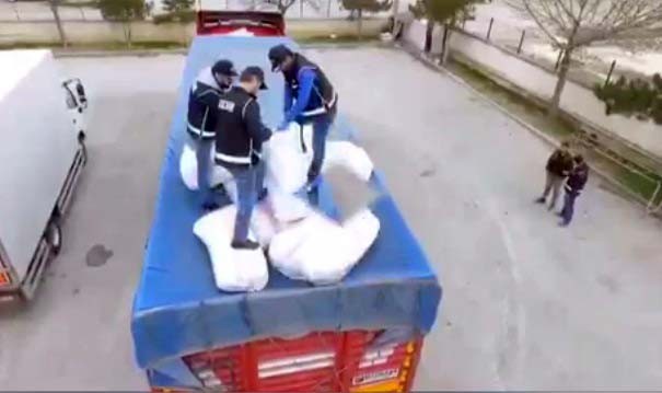 Tır dorsesine gizlenen 4 bin 700 paket kaçak sigara bulundu 