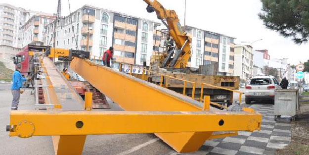 TIR dorsesinin üzerindeki 10 tonluk vinç yola düştü