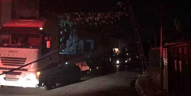 TIR elektrik tellerine takıldı