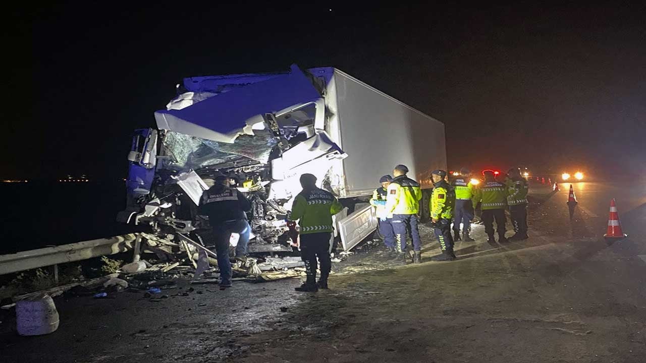 TIR, emniyet şeridinde park halindeki otobüse çarptı: 14 yaralı