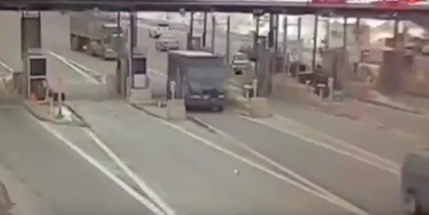 TIR gişelere böyle daldı!../VİDEO