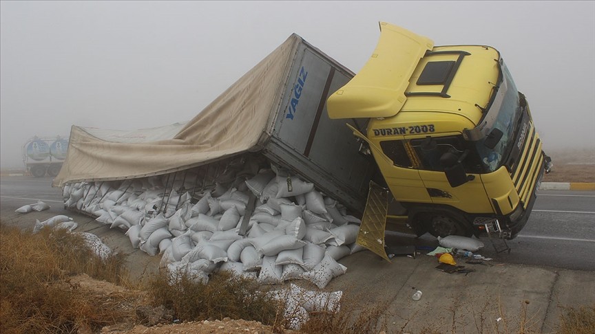 TIR ile askeri personel servisi çarpıştı: 10 yaralı
