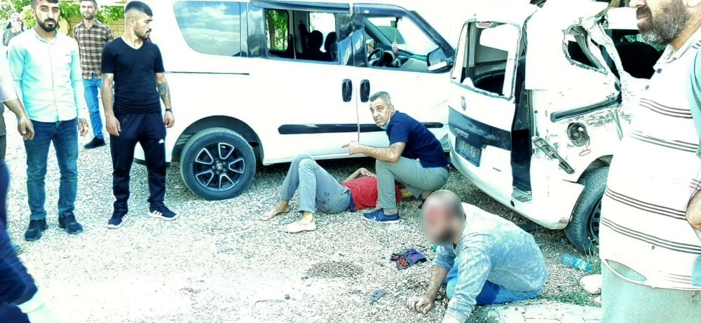 Tır ile çarpışan araç hurdaya döndü: 3 yaralı 
