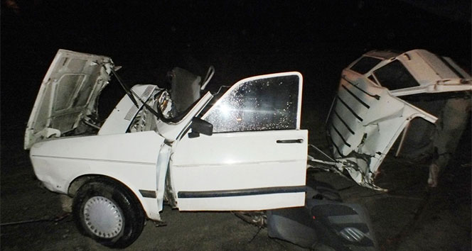 TIR ile çarpışan otomobil ikiye bölündü