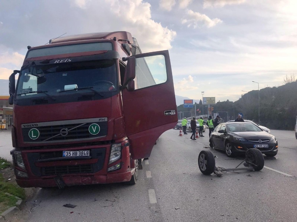 Tır ile çarpışan otomobilin dingili fırladı: 1 yaralı 