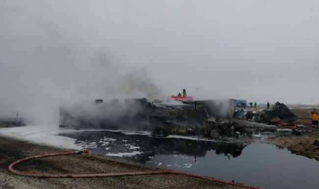 Tır ile çarpışan yakıt tankeri patladı!