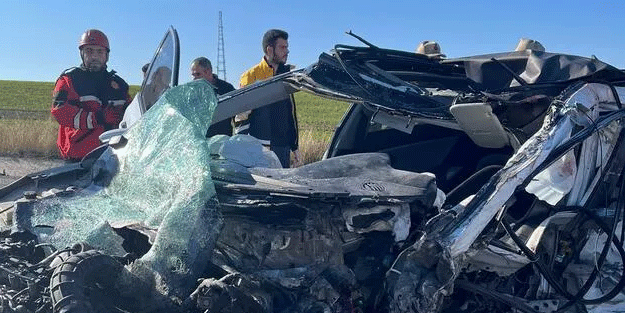 Tır ile iki otomobil çarpıştı 1 ölü, 2 yaralı var