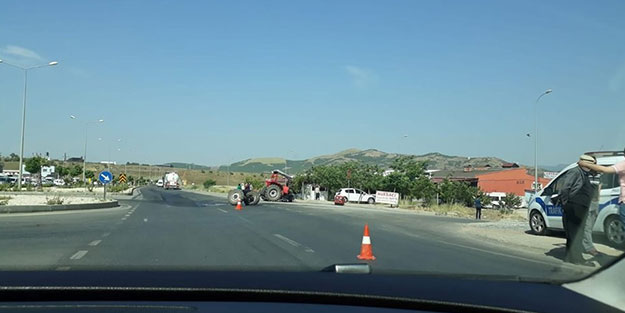 Tır ile kafa kafaya çarpışan traktör ikiye ayrıldı