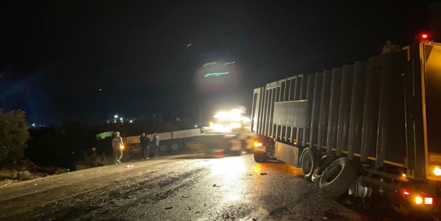 Tır ile kamyon çarpıştı, başka bir tır ise tarlaya uçtu!
