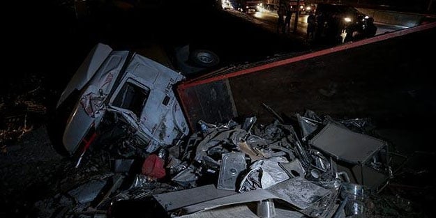 TIR ile kamyon çarpıştı! Ortalık savaş alanına döndü