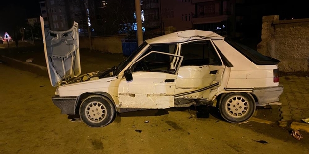 TIR ile otomobil birbirine girdi: 2 yaralı