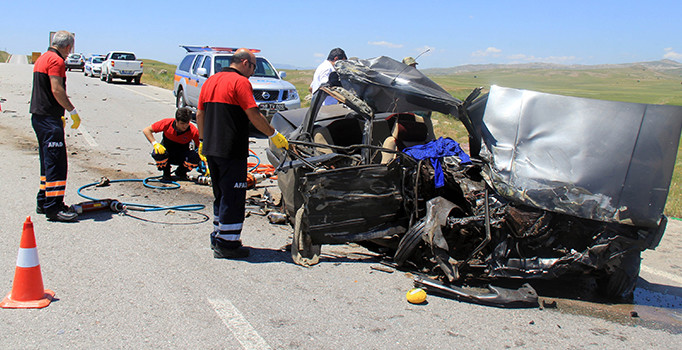 TIR ile otomobil çarpıştı: 2 ölü, 3 yaralı