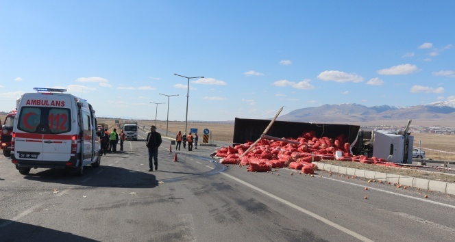 TIR ile otomobil çarpıştı: 2 yaralı