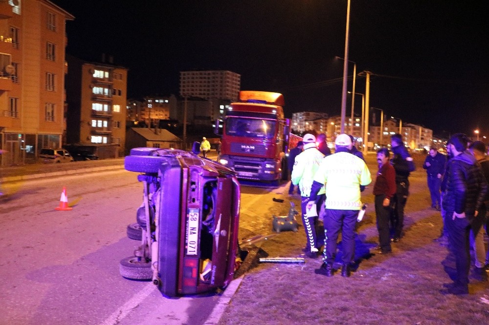 Tır ile otomobil çarpıştı: 5 yaralı 