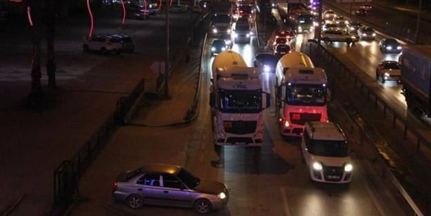 Tır ile otomobil çarpıştı, trafik felç oldu