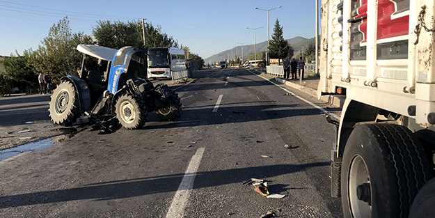 Tır ile traktör çarpıştı