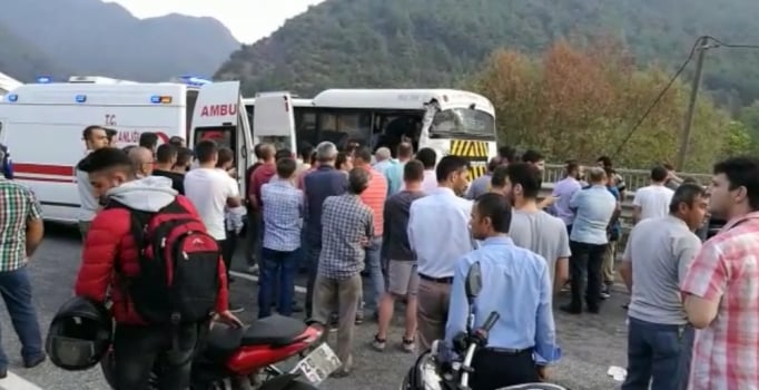 TIR, işçi servisine çarpıp devrildi: 8 kişi yaralandı