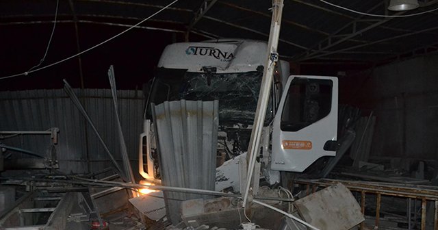 TIR işçi servisine çarptı, 1'i ağır 4 kişi yaralı