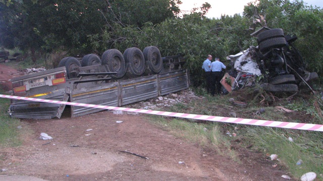 TIR ışıkları bekleyen araçlara çarptı: 2 kişi öldü