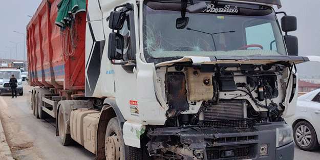 TIR, kamyonet ile hafif ticari araca çarptı