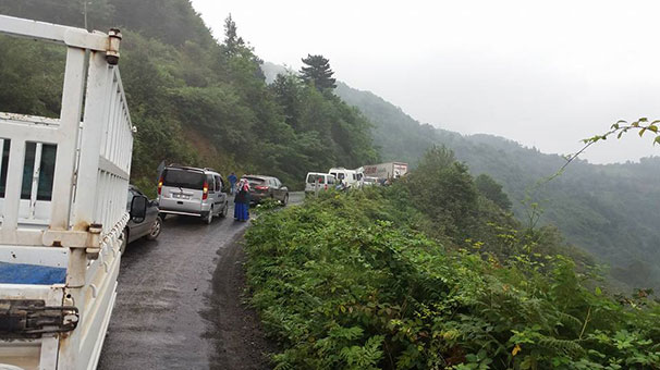 TIR, karayolunu ulaşıma kapattı