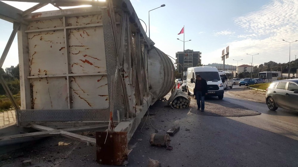 Tır kasasındaki dev çimento silosu yola düştü 
