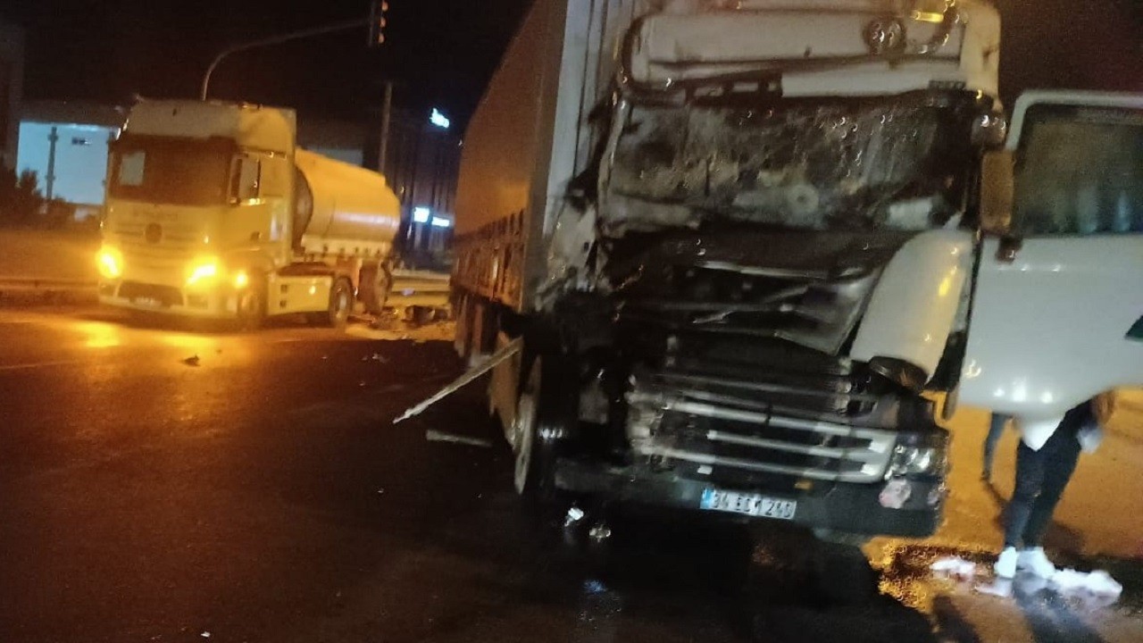 Tır, kırmızı ışıkta bekleyen tankere çarptı