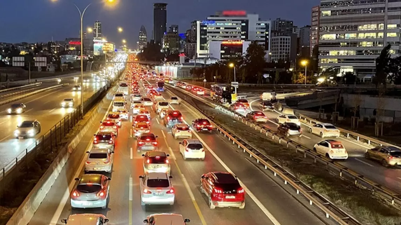 TIR kontrolden çıktı! İstanbul’da D-100 karayolu trafiğe kapatıldı
