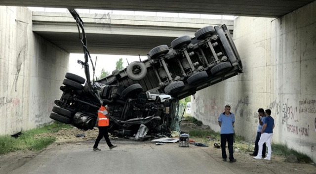 TIR köprü boşluğuna düştü