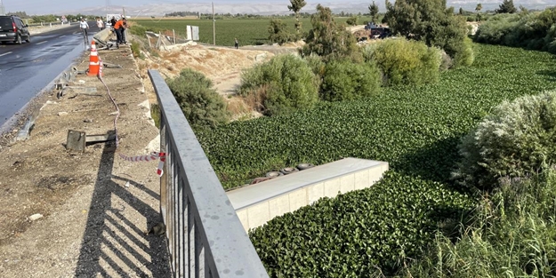 Tır köprüden nehre devrildi