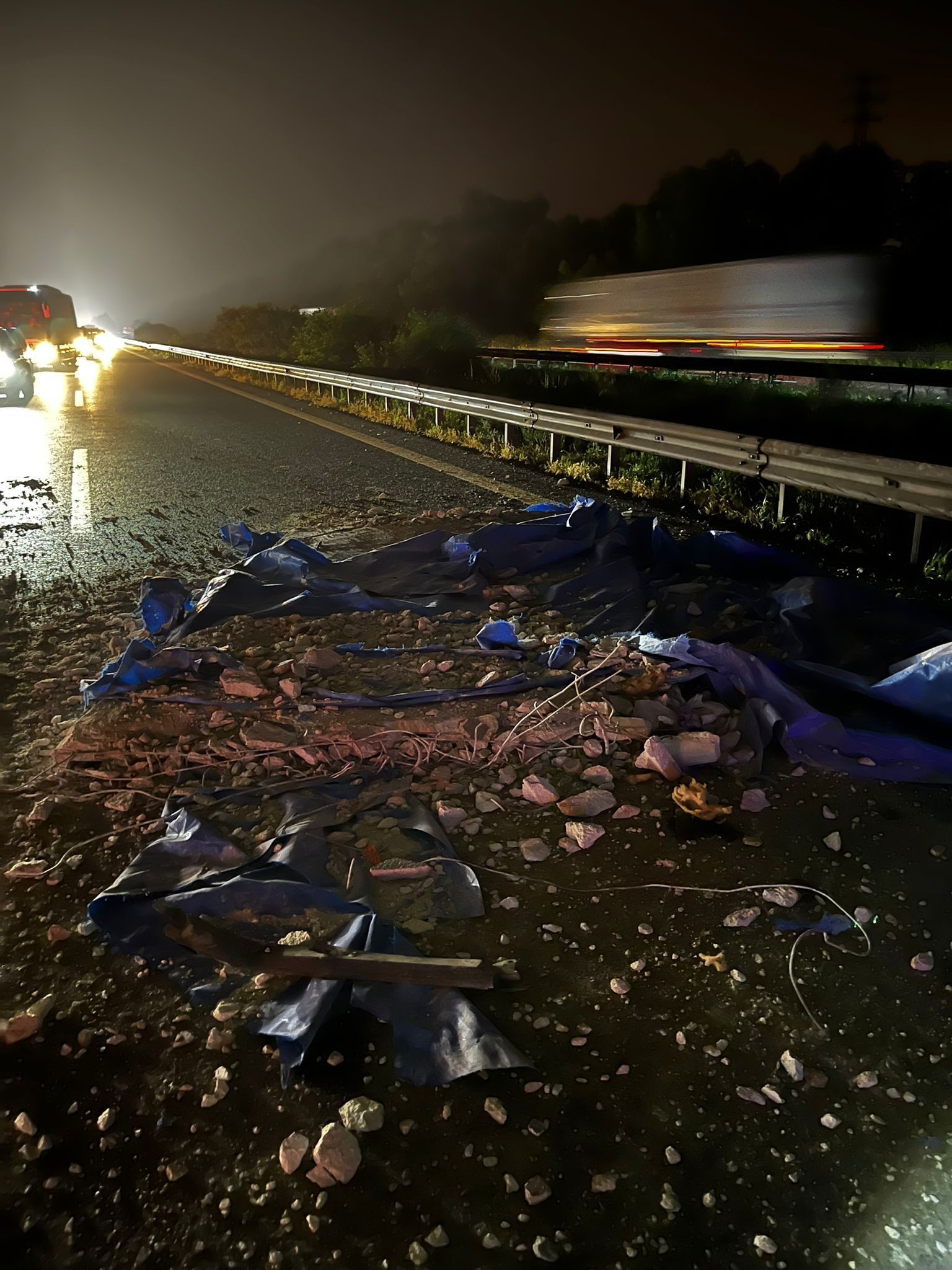 Tır köprüye çarptı, 8 araç hasar gördü