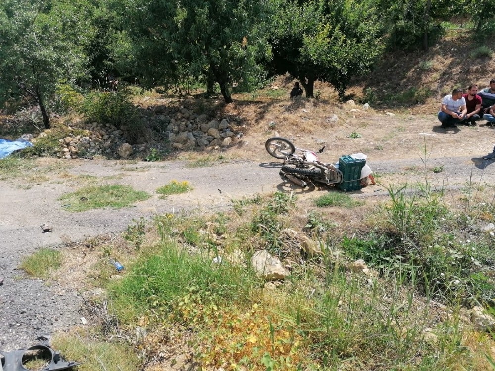 Tır motosikletle çarpıştı: 1 ölü 