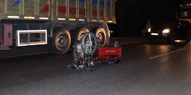 TIR motosikletle çarptı! 2 kişi ağır yaralandı